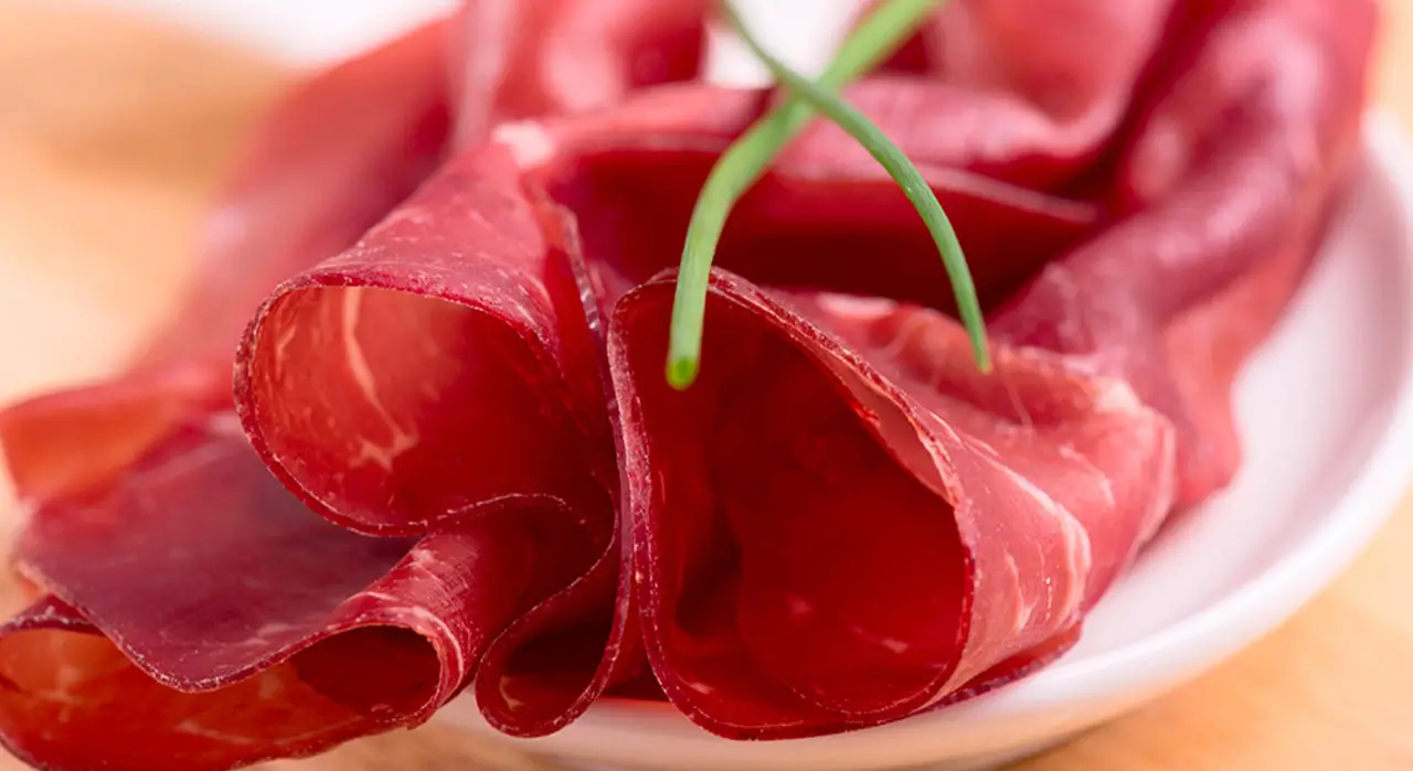 Mangi bresaola per tenere basso il colesterolo? Attenzione all’errore che stai commettendo